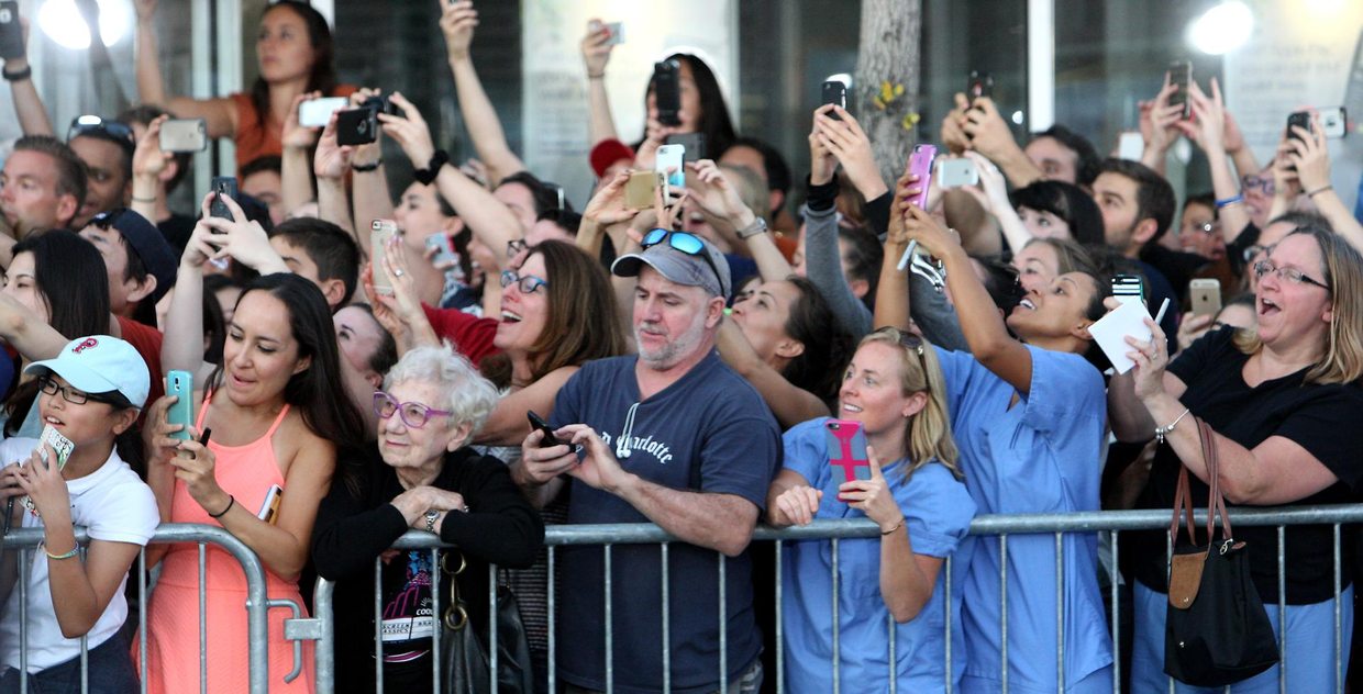 Anciana disfrutando mientras todos los demás intentan tomar la mejor fotografía. Foto: John Blanding/The Boston Globe